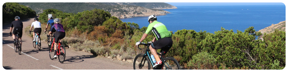cyclistes sur des vélos de location en Corse entre Calvi et Porto